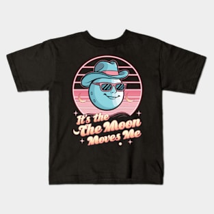 its the moon that moves me Kids T-Shirt